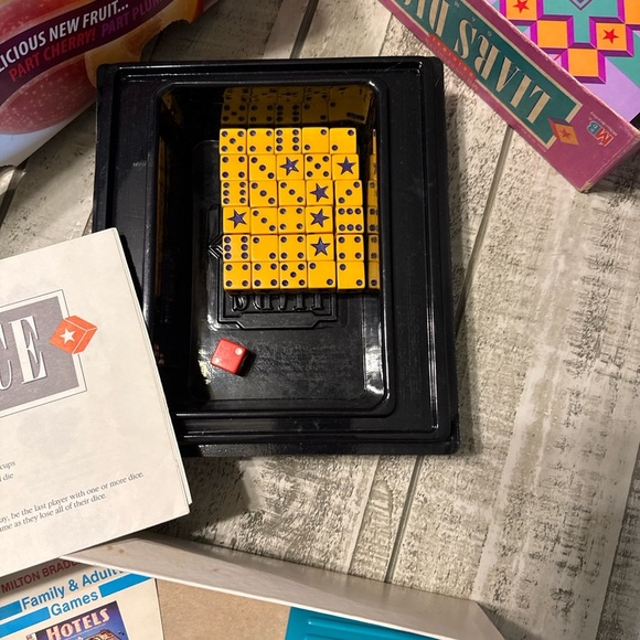 Vintage 1987 Milton Bradley Liar’s Dice Board Game Complete - Picture 3 of 4